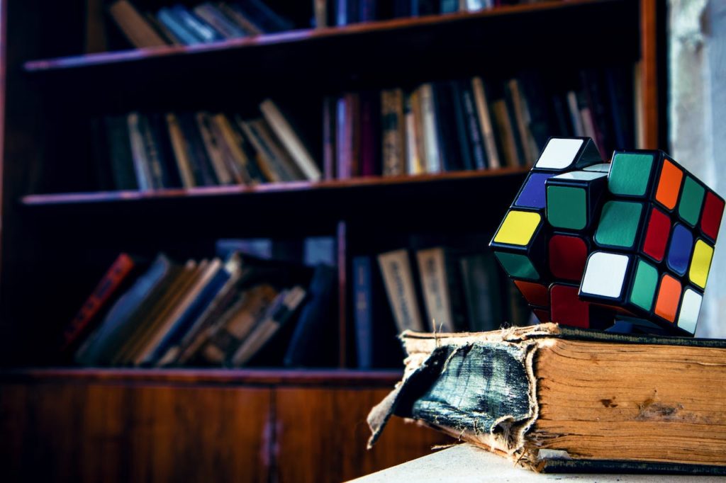 Livre et Rubik's Cube
